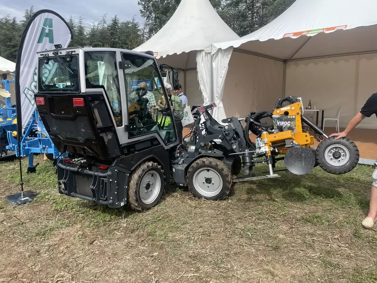 Le Viroc propose une cabine pivotante et un châssis articulé offrant un angle de braquage de 80 degrés.