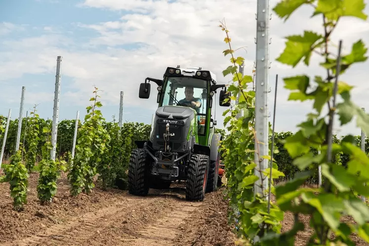 Le nouveau tracteur vigneron Fendt E107 V Vario affiche une autonomie de 4 à 7 h. 