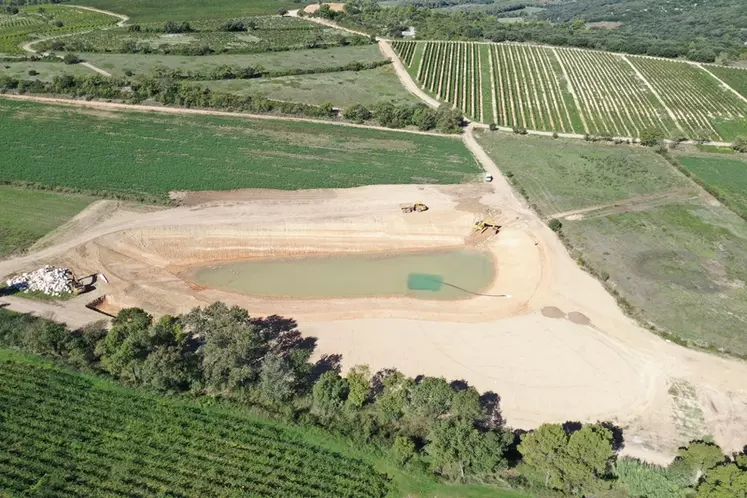 Le bassin versant qui collecte les eaux hivernales représente 40 hectares de vigne et de garrigue.