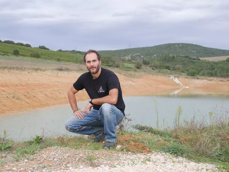 Thomas Fouant, chef de culture de BLB Vignobles, utilise depuis cette année de l'eau de ruissellement hivernal pour irriguer les vignes l'été.