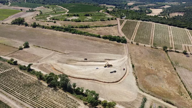 Le chantier de terrassement de la retenue collinaire s'est étendu sur environ un hectare.