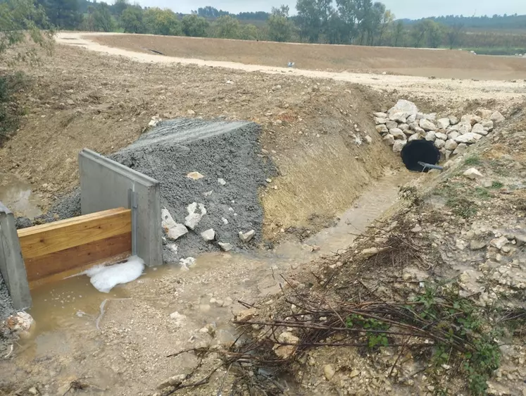 Un système de by-pass permet d'acheminer l'eau vers le bassin en hiver mais de la laisser s'écouler dans le milieu naturel aux périodes sèches.