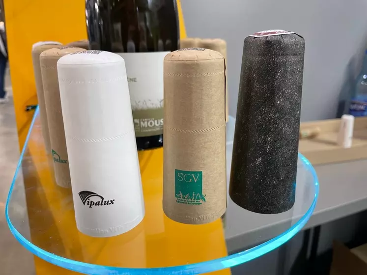 La coiffe en papier de Vipalux est une demande du Syndicat général des vignerons de Champagne pour trouver une alternative écologique aux coiffes non recyclables.