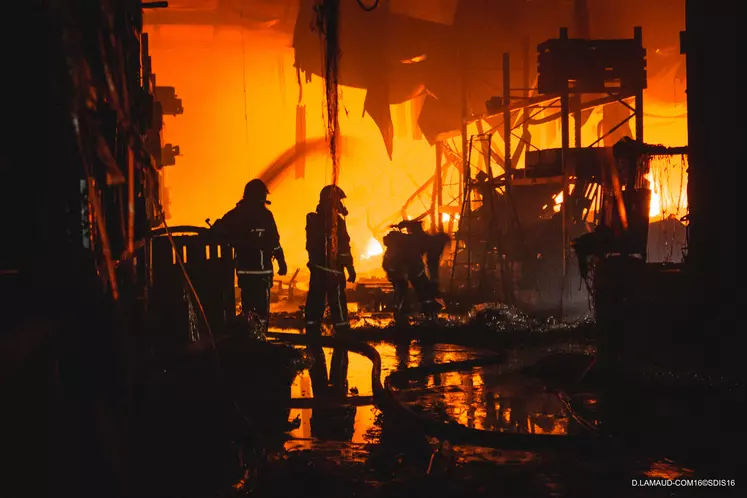 Le 25 mars 2022, un incendie avait ravagé une partie de l'usine. Cinq jours après, les salariés réinvestissaient les lieux de production.