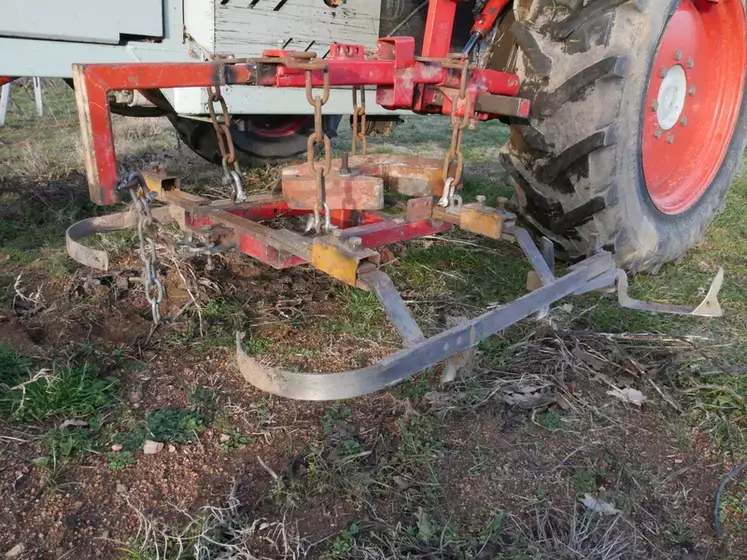 Le Krab ne nécessitant pas d’hydraulique, il permet de combiner les travaux (rognage, effeuillage, prétaillage) avec l'enjambeur trois roues Lauprêtre LTH-40.