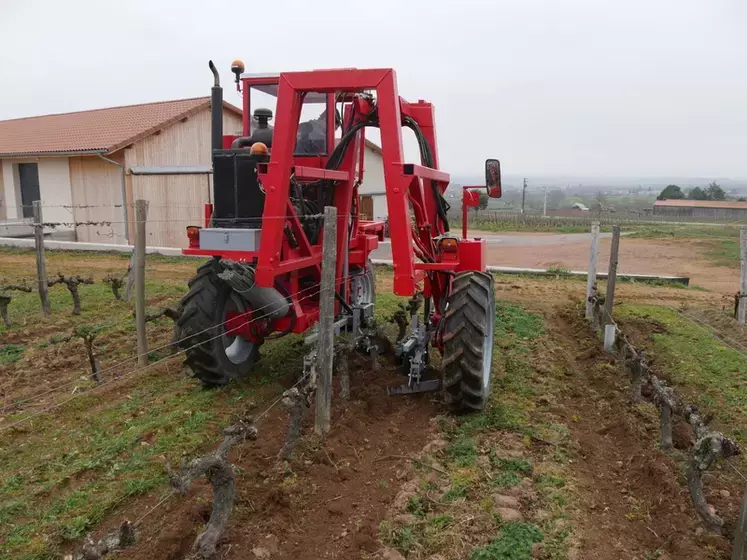 Réaliser ce porteur dédié au travail du sol a coûté environ 10 000 euros.
