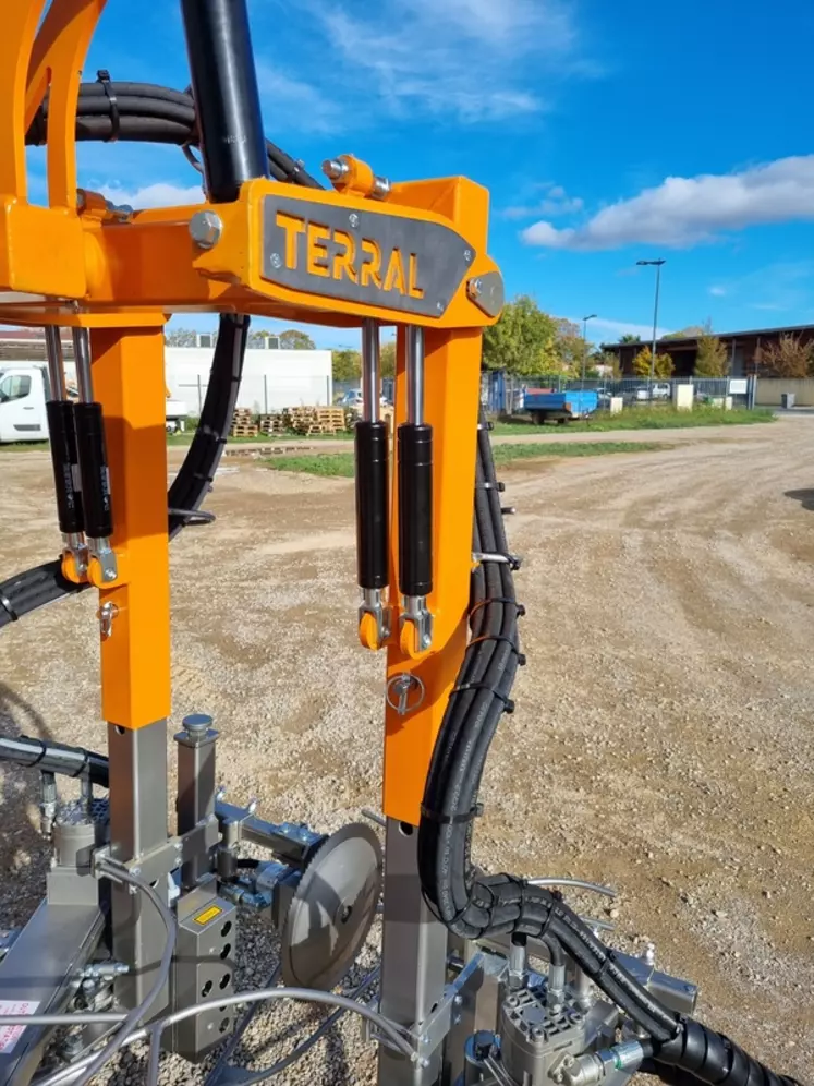 Des vérins à gaz permettent aux organes de taille de s'effacer en cas d'obstacle.