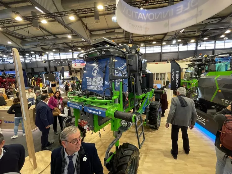 Tecnoma propose un concept d’autonomie énergétique des exploitations viticoles avec le tracteur enjambeur Bio-é.