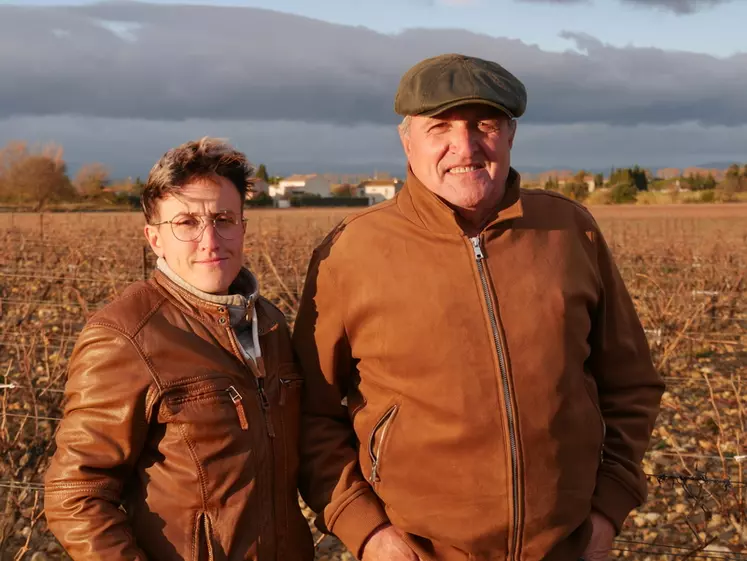 Bruno et Léa Pinol, viticulteurs à Villedaigne, dans l'Aude, travaillent ensemble à la diversification de la nouvelle exploitation.