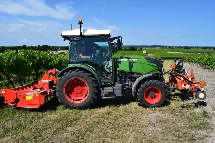 Cet été, la chambre d'agriculture de Charente a testé huit solutions d'autoguidage dans les vignes.