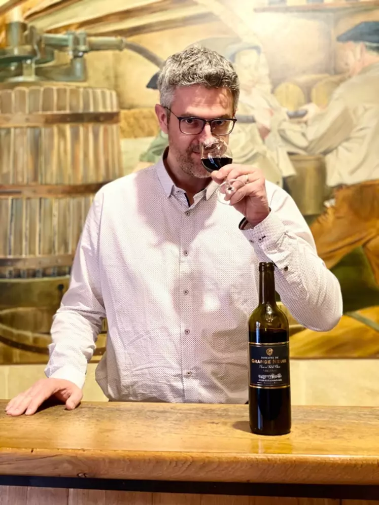 Anthony Castaing, vigneron au Domaine de Grange Neuve, à Pomport, en Dordogne, vient de lancer une cuvée de vin primeur. Le timing a été son principal challenge.