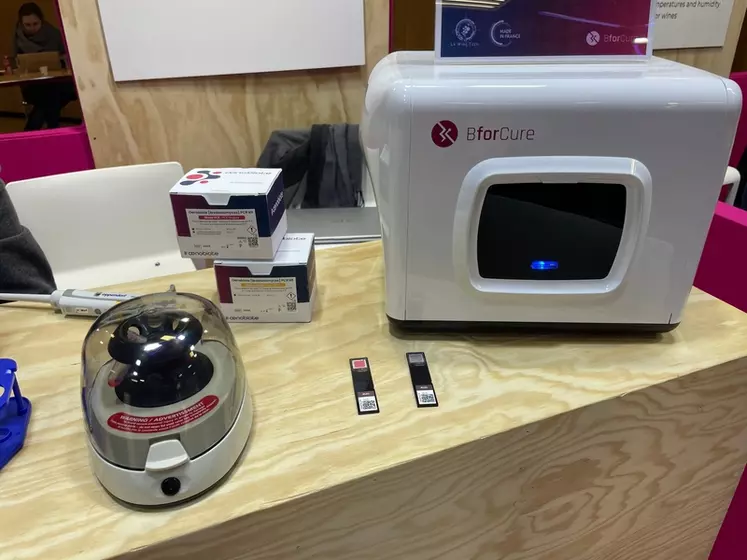 Le pack de base de la solution Œnobiote comprend une petite centrifugeuse, la plateforme d'analyse Chronos et des languettes à puce pour les tests.