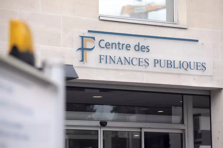Bâtiment des Finances publiques à Reims. Centre des Impots. Bâtiment administratif de Champagne Ardennes. administration fiscale.