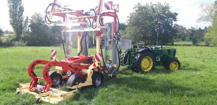 Certains constructeurs combinent une tondeuse à une rogneuse.