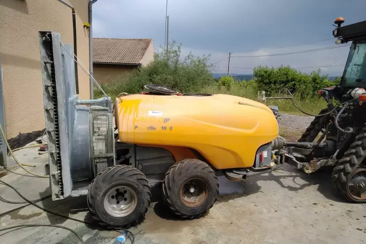 Les deux essieux permettent de gagner en stabilité dans les parcelles de vigne en dévers et de moins chasser de côté.