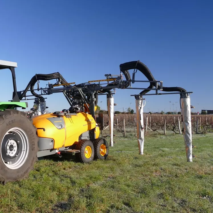 Bon nombre de viticulteurs regardent de près la monte du tracteur, mais négligent celle du pulvé. Investir dans un boggie chaussé en pneus larges évite les tassements ...