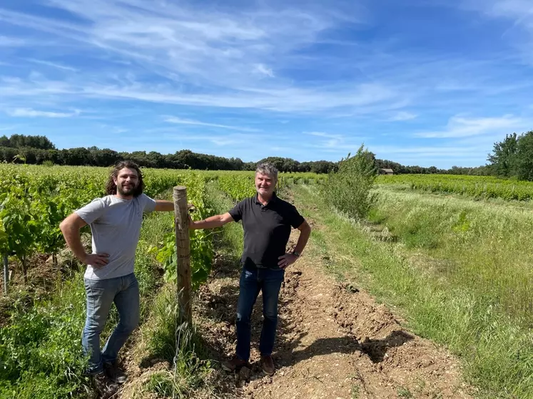 Franck Mousset (à droite) et son fils Thomas ont adopté certains principes de la permaculture, comme la plantation de la vigne selon les courbes de niveau, la construction ...