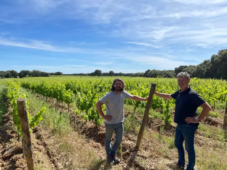 Franck Mousset (à droite) et son fils Thomas ont adopté certains principes de la permaculture, comme la plantation de la vigne selon les courbes de niveau, la construction ...