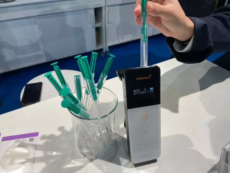 Le Lumitester Smart donne une idée de la propreté des surfaces au chai en une dizaine de secondes.