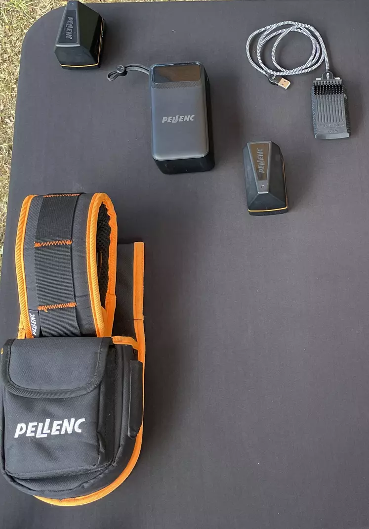 Pellenc propose plusieurs options à son sécateur C3X : une ceinture de portage, une troisième batterie et un kit de chargement sur prise USB éventuellement accompagné d'un powerbank. 