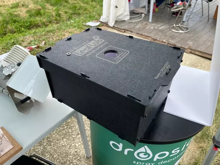Le boîtier Leaflab est équipé d'ampoules à leds qui permettent de mettre en lumière la fluorescence du traceur.