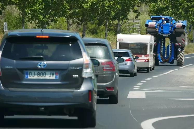 Il est conseillé, sur les longs trajets routiers, de s’arrêter régulièrement pour laisser passer les autres usagers sur la route. 