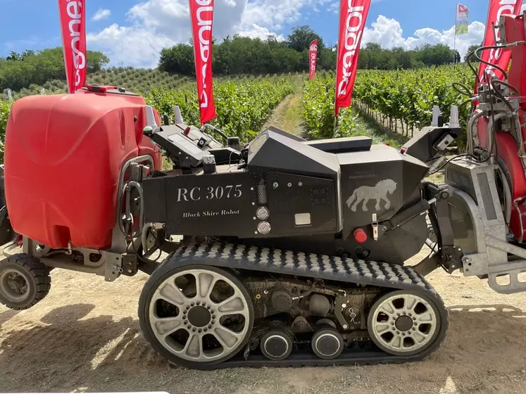 Le RC 3075 de Black Shire possède deux relevages sur lesquels peuvent être attelés tous types d'outils hydrauliques ou électriques.