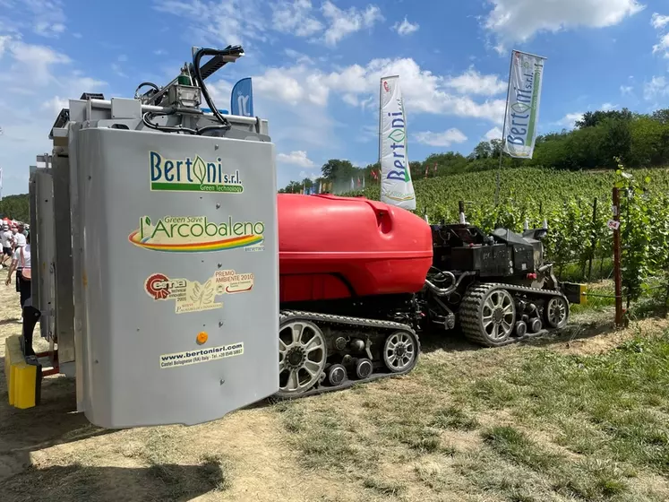 Un des robots Black Shire en démonstration à Enovitis in campo tractait un imposant pulvérisateur à panneaux récupérateurs Arcobaleno de Bertoni.