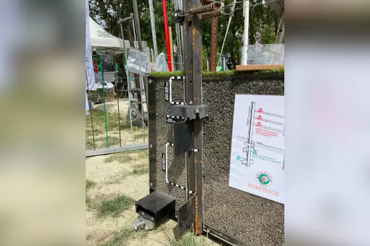 Le piquet de tête Infinity de Vignetinox équipé de ses ailettes permet de s'affranchir du piquet d'ancrage au bout des rangées de vigne.
