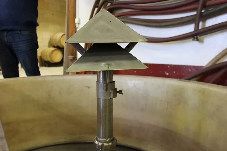 Un chapeau permet d’éclater le jus et de l’oxygéner.