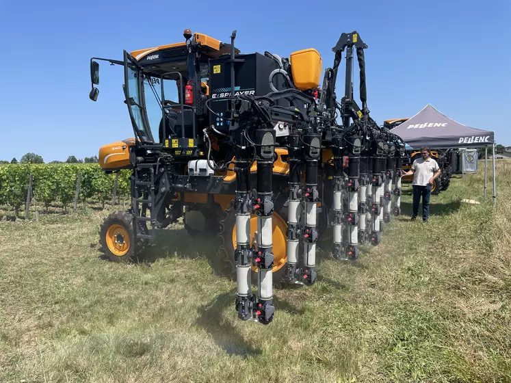 Le pulvérisateur E-Sprayer face-par-face de Pellenc est proposé en 6 à 9 rangs, pour des vignes de 85 à 150 cm d'interrang. 