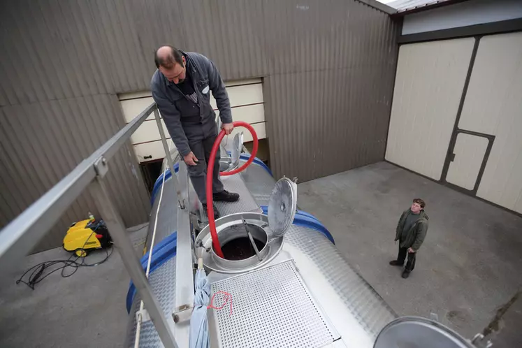 Viticulture. Commercialisation du vin. Vente en vrac au négoce. Chargement de vin dans un camion citerne de 28 000 litres depuis le chai d'un vigneron. Enlèvement de vin ...