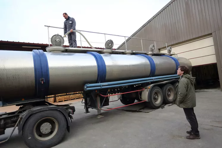 Chargement de vin dans un camion citerne de 28 000 litres depuis le chai d'un vigneron. 