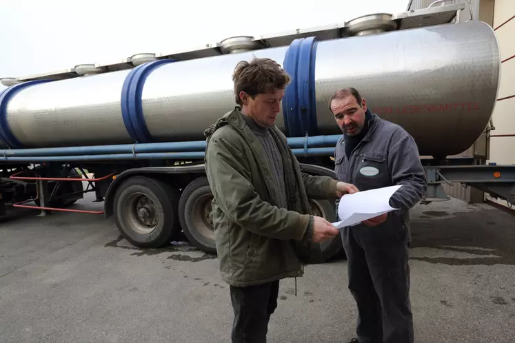Viticulture. Commercialisation du vin. Vente en vrac au négoce. Contrôle et signature d'un bon de transport après chargement de vin dans un camion citerne de 28 000 litres ...