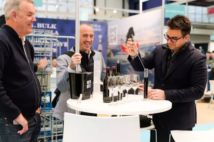 Le salon World Bulk Wine Exhibition d’Amsterdam permet aux gros vraqueurs de nouer des contacts avec des acheteurs d'Europe, notamment d'Europe du Nord, d'Amérique du ...