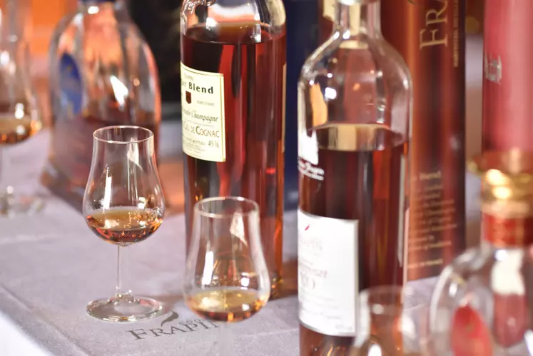 Verres et bouteilles de cognac Frapin.  eau-de-vie. vins et spiritueux. gamme de produits issus du vignoble de la Grande Champagne, premier cru. patrimoine d'une famille de ...