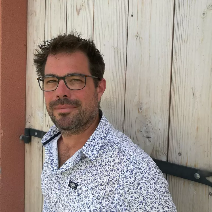 Nicolas Haeni, vigneron à Séguret dans le Vaucluse, a revu son organisation au bureau pour y passer moins de temps.