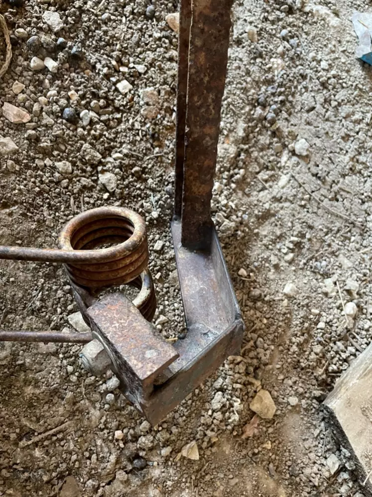 Quelques soudures de morceaux de cornières permettent de donner la bonne orientation au système fixe.