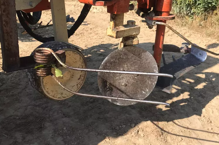 Ce tâteur fixe réalisé avec une dent d'andaineur de fenaison permet de coucher les herbes qui pourraient déclencher le tâteur hydraulique de l'intercep.