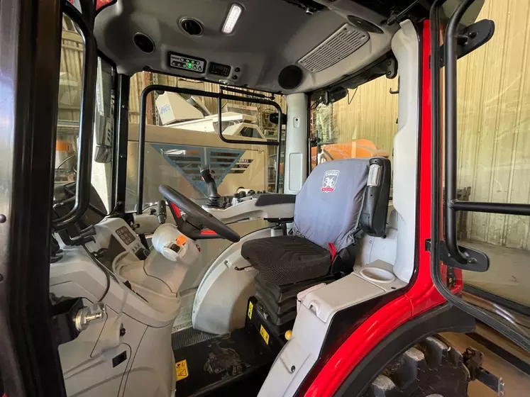 Le tracteur Antonio Carraro Tony 8700 V dispose d'une cabine à quatre montants spacieuse pour ce gabarit. 