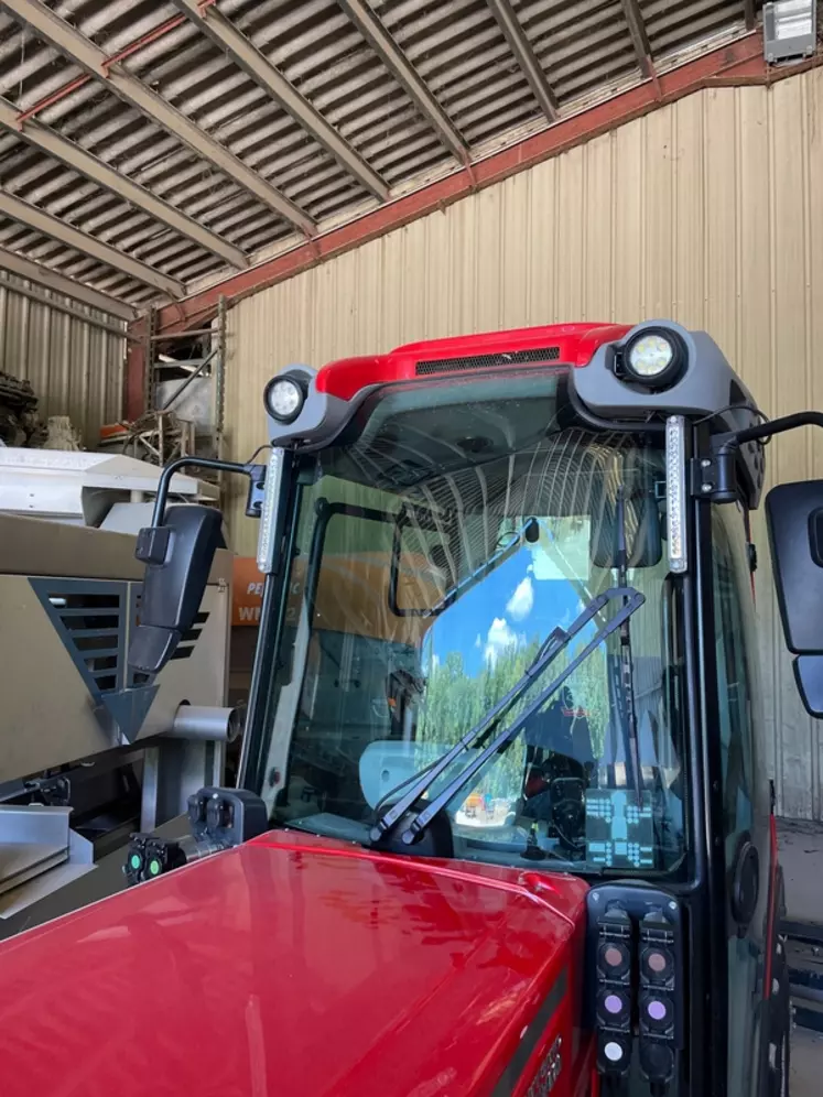 Le pare-brise du tracteur Antonio Carraro Tony 8700 V offre une bonne visibilité, notamment en hauteur.