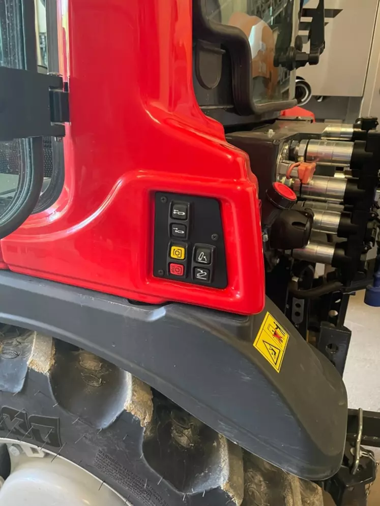 Les commandes de relevage arrière, prise de force et de troisième point hydraulique du tracteur Antonio Carraro Tony 8700 V sont intégrées.