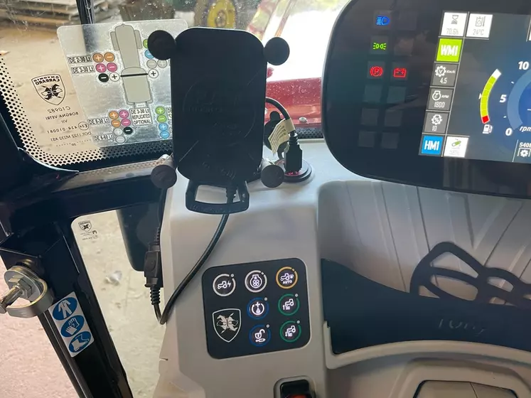 Le tracteur Antonio Carraro Tony 8700 V dispose d'un support pour Smartphone.