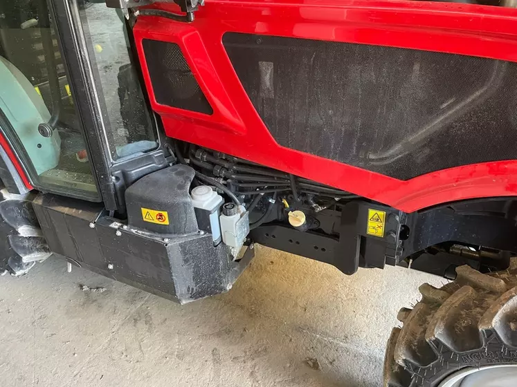 Le tracteur Antonio Carraro Tony 8700 V a été dessiné pour accueillir des outils entre roues. 
