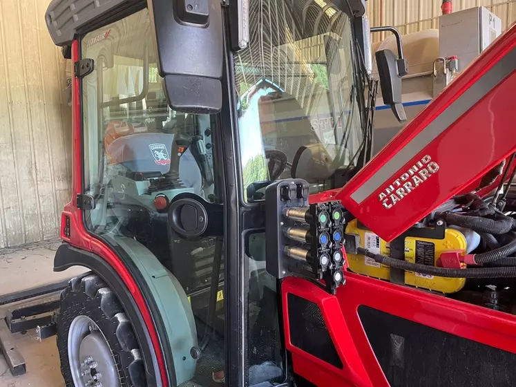 Le tracteur Antonio Carraro Tony 8700 V dispose de cinq distributeurs avant et quatre arrière.