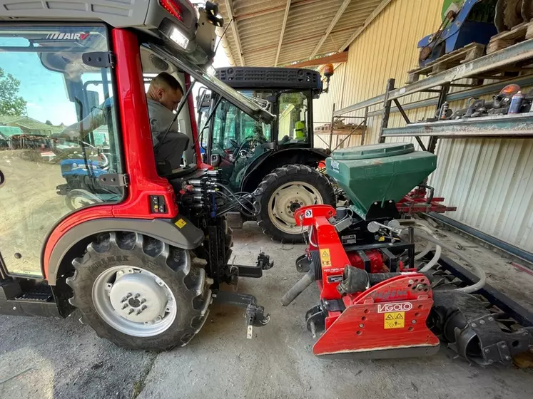 Le tracteur Antonio Carraro Tony 8700 V reçoit un automatisme qui allume les feux arrière dès qu'on enclenche la marche arrière.