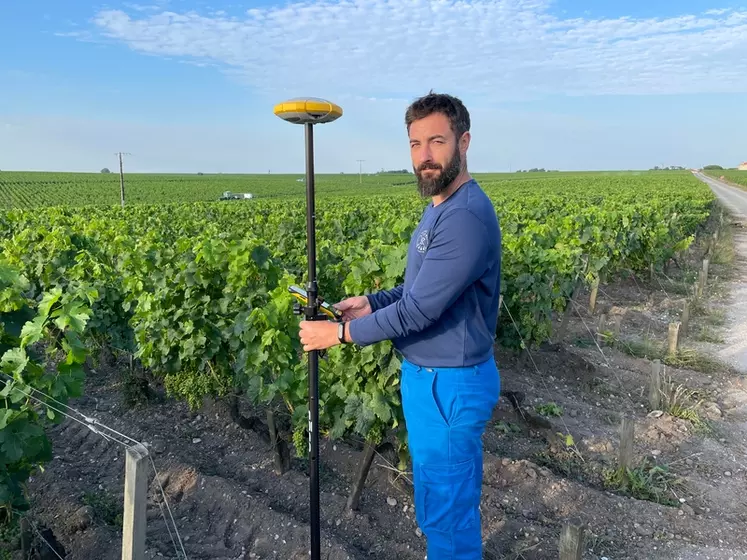Assistant chef de cultures, Romain Labeyrie utilise la canne d'arpentage tout au long de la saison.