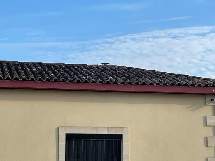 L'exploitation dispose de sa propre base RTK de référence, à laquelle l'antenne de la canne d'arpentage est connectée.
