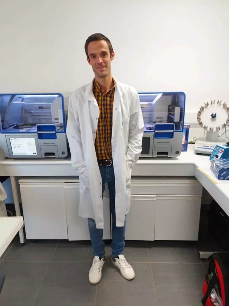 Vincent Renouf, directeur général des Laboratoires Excell à Floirac, en Gironde, étudie les populations microbiennes présentes sur les pruines depuis plus de vingt ans. 