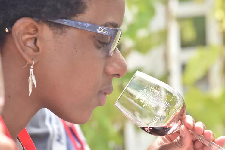 dégustation de vins bordelais. vin rouge de Bordeaux. consommation par les femmes. jeune femme de couleur. verre. arômes. manifestation Bordeaux fête le vin.  lunettes. ...